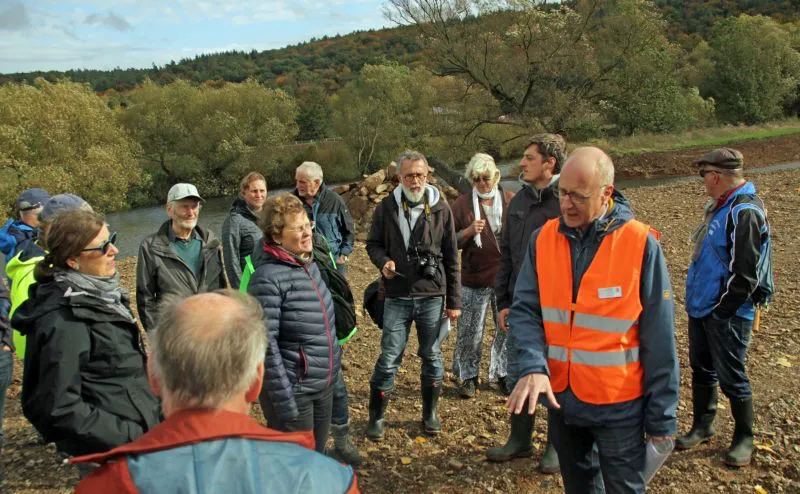 Herbert Diehl vom Regierungspräsidium Gießen erläuterte den Besucher*innen den Nutzen der Lahn-Renaturierung für die Natur (Foto: Heiko Krause, i.A.d. Stadt Marburg).